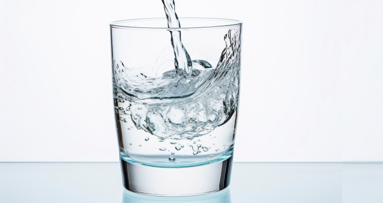 hidratacion-y-electrolitos-claves-para-el-rendimiento-y-la-salud-en-verano